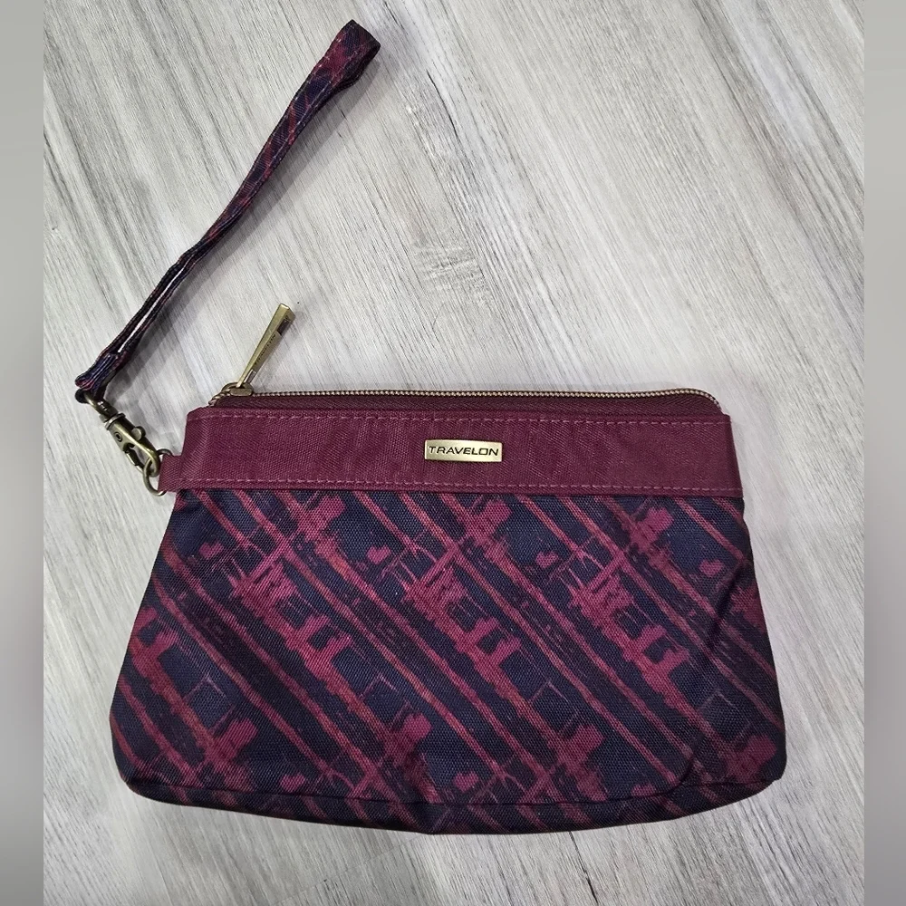 Travelon RFID blocking wristlet clutch wallet Maroon And Navy